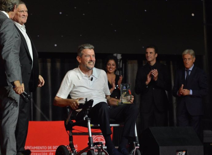 Juan Carlos Unzué tras recibir uno de los premios especiales en la Gala Anual de la AEPD celebrada en Dos Hermanas (Sevilla)