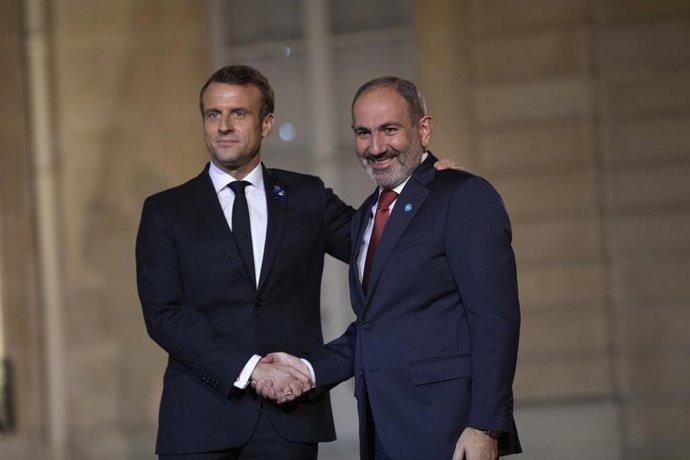 Archivo - El presidente francés, Emmanuel Macron, y el primer ministro armenio, Nikol Pashinián