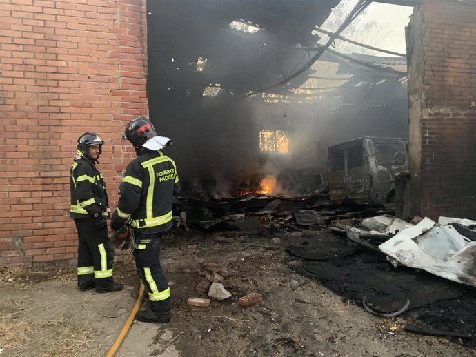 Sucesos.- Arde una nave en la Cañada Real con dos vehículos que quedaron calcinados en su interior