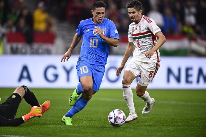 Giacomo Raspadori en el momento de anotar el 0-1 en el Hungría-Italia de la Liga de Naciones 2022-2023
