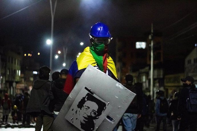 Archivo - Imagen de archivo de un manifestante con la bandera de Colombia y un retrato del periodista Jaime Garzón, en Pasto, Narino