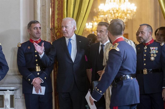 Archivo - El presidente de los Estados Unidos, Joe Biden, y el presidente de Francia, Emmanuel Macron, a su llegada a la cena de Gala Real para los participantes de la Cumbre de la OTAN, en el Palacio Real, en Madrid.