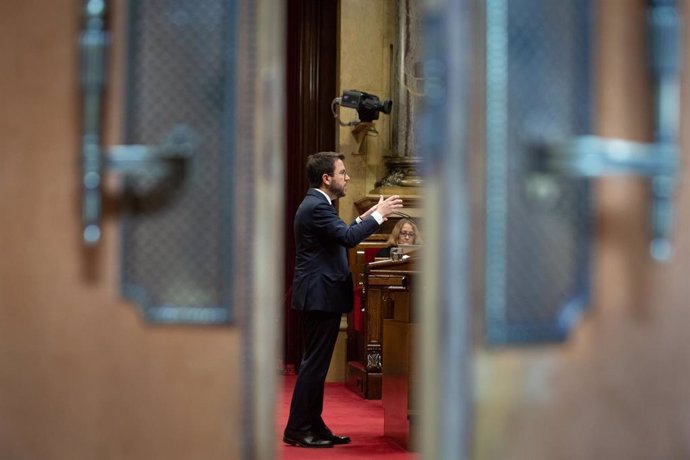 Archivo - El presidente de la Generalitat, Pere Aragons, interviene en una sesión plenaria, en el Parlament