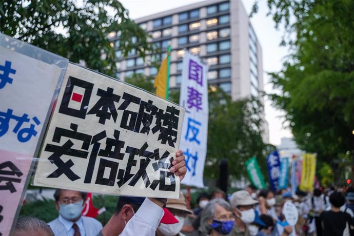 Archivo - Manifestantes protestan en Tokio contra la decisión del Gobierno de celebrar un funeral de Estado por la muerte del ex primer ministro Shinzo Abe