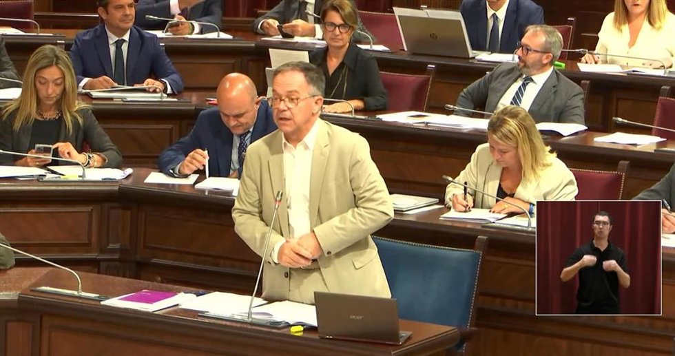 El conseller de Movilidad y Vivienda, Josep Marí, en el Parlament.