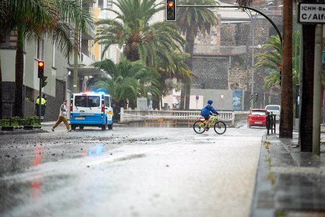 Entrada cortada a un túnel inundado por la lluvia, a 25 de septiembre de 2022, en Las Palmas de Gran Canaria, Canarias (España). El Gobierno de Canarias ha pedido evitar desplazamientos durante este fin de semana por la previsión de lluvias, viento y torm