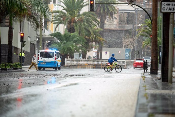 Entrada cortada a un túnel inundado por la lluvia, a 25 de septiembre de 2022, en Las Palmas de Gran Canaria, Canarias (España). El Gobierno de Canarias ha pedido evitar desplazamientos durante este fin de semana por la previsión de lluvias, viento y to
