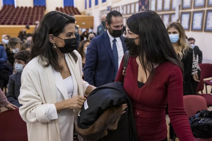Archivo - La líder de Vox Madrid, Rocío Monasterio, y Macarena Olona. Archivo.