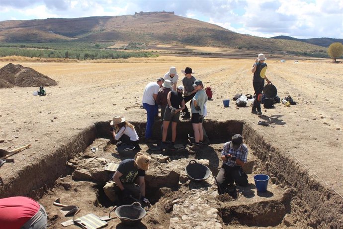 Excavaciones en el yacimiento romano de Regina.