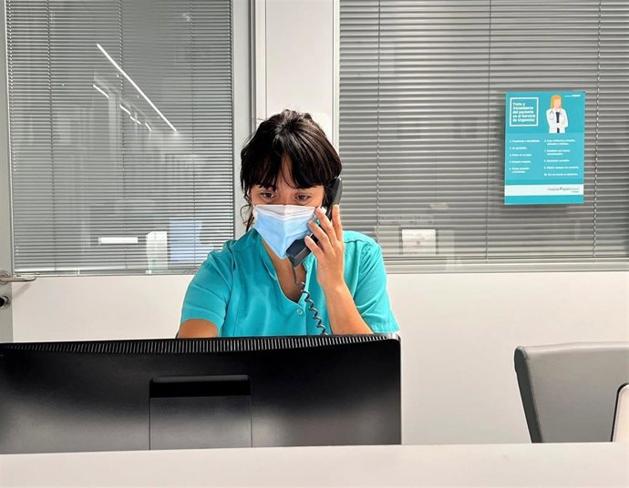 Una enfermera del Servicio de Urgencias del Quirónsalud Córdoba realiza una llamada de seguimiento telefónico.