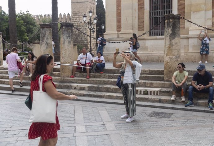 Archivo - Turistas paseando por el entorno de la Catedral. A 11 de agosto de 2022, en Sevilla (Andalucía, España).