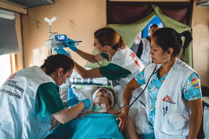 Archivo - El equipo médico de la unidad de cuidados intensivos  del tren sanitario de MSF vigila y estabiliza a un paciente gravemente herido por la guerra durante un viaje desde Pokrovsk, en el este de Ucrania, hasta Lviv, en el oeste del país.