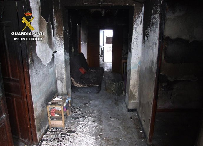 Interior de la vivienda en la que se provocó el incendio