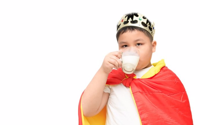 Archivo - Cute obese boy drinking milk isolated