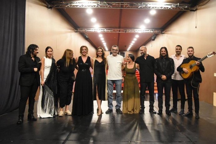 La consejera de Cultura, Nuria Flores, junto a los artistas extremeños en la Bienal de Flamenco de Sevilla.