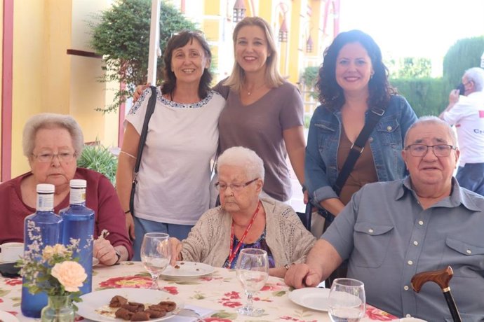 La alcaldesa de Alcalá de Guadaíra, Ana Isabel Joménez, ha visitado el taller de repostería puesto en marcha por la Semana de los Mayores.