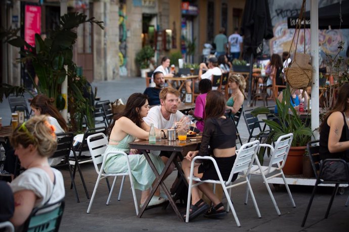 Archivo - Varias personas sentadas en bares en la plaza dels ngels del Raval, a 4 de agosto de 2022, en Barcelona, Cataluña (España). 