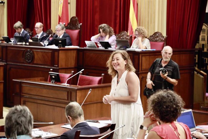Archivo - La presidenta del Govern, Francina Armengol, responde a los diputados durante una sesión plenaria del Parlament balear.