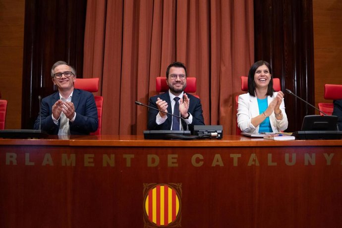 El presidente de la Generalitat, Pere Aragons, junto al presidente del grupo parlamentario de ERC, Josep Maria Jové, y la portavoz y secretaria general adjunta de ERC, Marta Vilalta, en la reunión con ERC antes del Debate de Política General.
