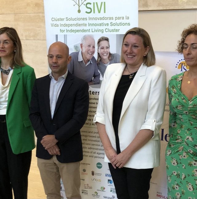 La consejera de Familia, Isabel Blanco (centro derecha de la imagen), ha explicado el desarrollo de la primera jornada de vacunación con la segunda dosis de refuerzo en residencias de CyL.