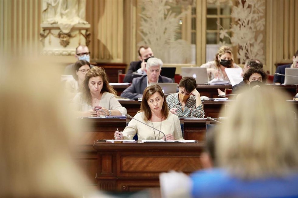 Archivo - La presidenta del Govern, Francina Armengol, en el Parlament.