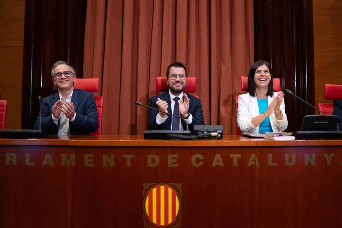 El president de la Generalitat, Pere Aragons, al costat del president del grup parlamentari d'ERC, Josep Maria Jové, i la portaveu i secretria general adjunta d'ERC, Marta Vilalta, en la reunió amb ERC abans del DPG