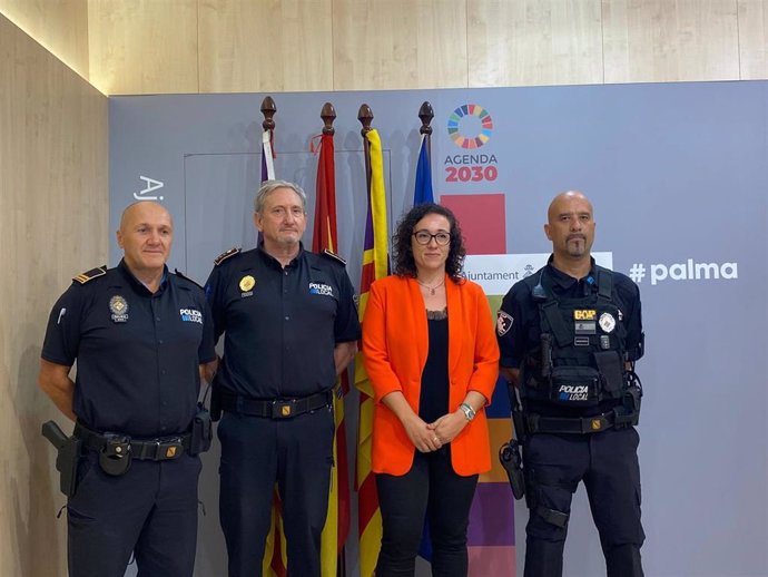La regidora de Seguridad Ciudadana, Joana Adrover, y el jefe de la Policía Local de Palma, José Luis Carque, junto a otros dos agentes.