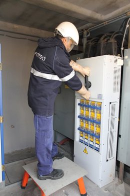 Archivo - Operario de Endesa en un cuadro de baja tensión