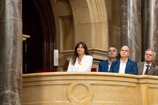 La presidenta de Junts, Laura Borràs, sigue el Debate de Política General del Parlament desde la tribuna, junto al secretario general de Junts, Jordi Turull.