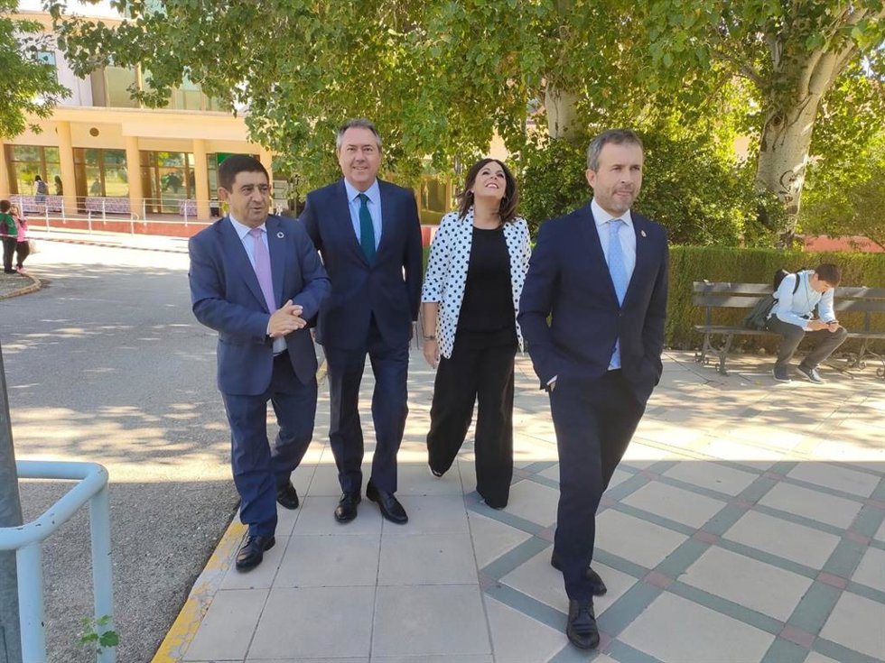 Juan Espadas (2 por la izquierda) asiste al acto de apertura del curso académico de la Universidad de Jaén 2022-2023.