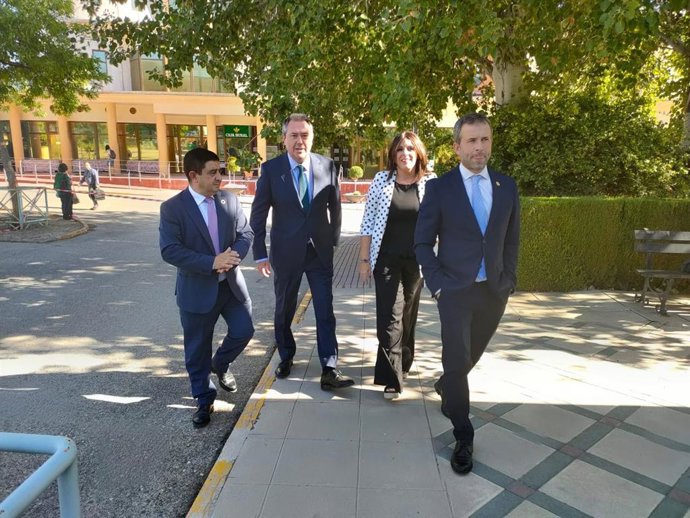 El secretario general del PSOE-A, Juan Espadas, rodeado del presidente de la Diputación de Jaén, Francisco Reyes, y la vicesecretaria general del PSOE-A, Ángeles Férriz, este martes en Jaén.
