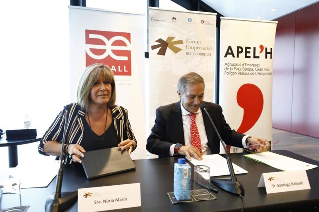 La alcaldesa junto al presidente de la Aeball, Santiago Ballesté