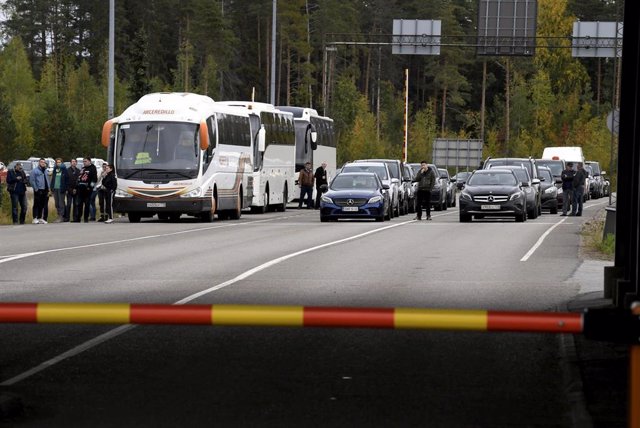 Cola de vehículos en la frontera entre Rusia y Finlandia