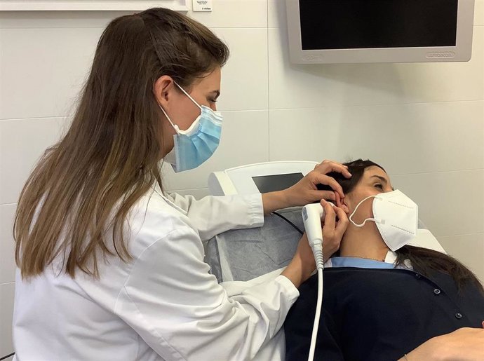 Archivo - Una otorrinolaringóloga con una paciente