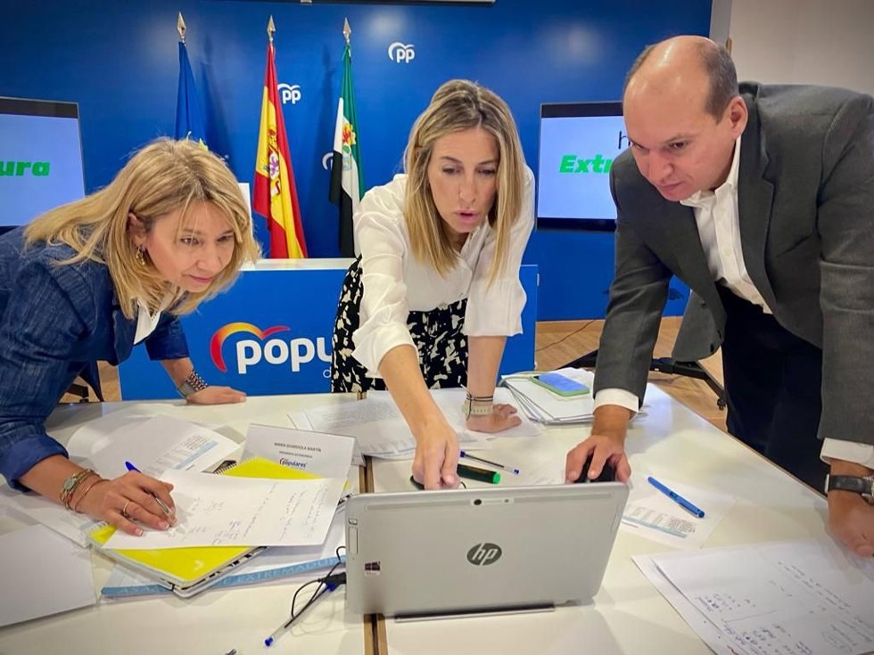 María Guardiola, flanqueada por los diputados Cristina Teniente y Luis Alfonso Hernández Carrón.