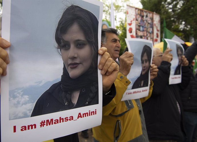 Protesta organizada por el Consejo Nacional de Resistencia de Irán frente a la Embajada iraní en Berlín tras la muerte bajo custodia de Mahsa Amini