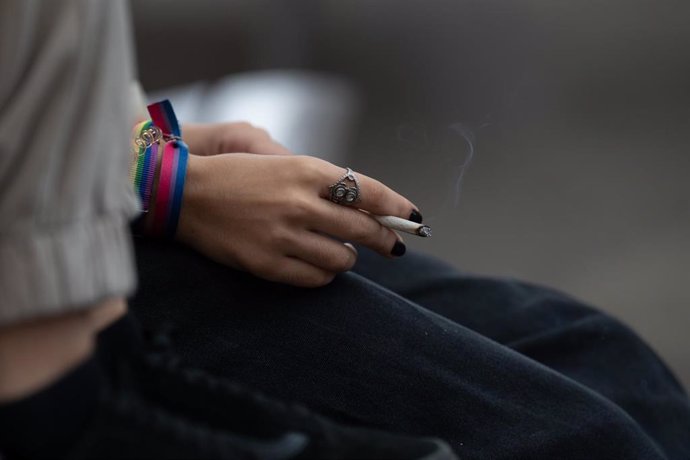 Varios jóvenes fuman en las inmediaciones del colegio Pia Balmes, que la nueva normativa del Govern convertirán en espacio libre de humo, a 23 de septiembre de 2022, en Barcelona, Catalunya (España). La nueva normativa consiste en convertir terrazas, en