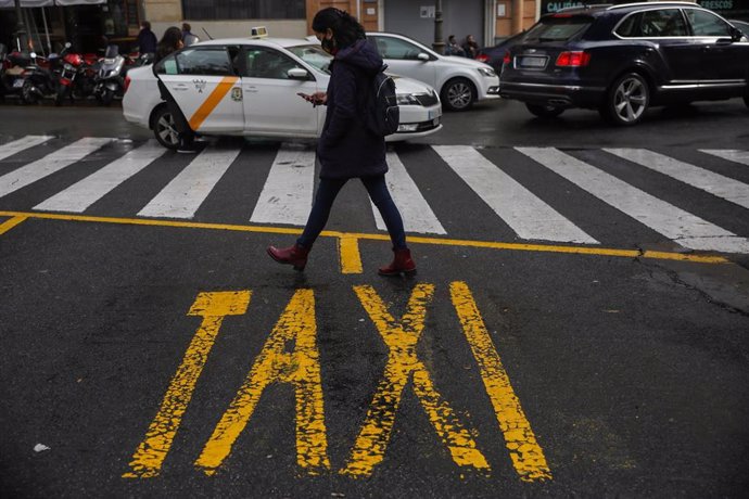 Archivo - Imagen de archivo de una parada de taxi en Sevilla.