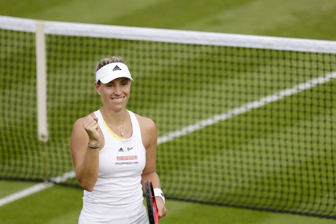 Archivo - 29 June 2022, United Kingdom, London: German tennis player Angelique Kerber celebrates a point against Polish Magda Linette during their women's singles second round match on the third day of the 2022 Wimbledon Grand Slam tournament at the All