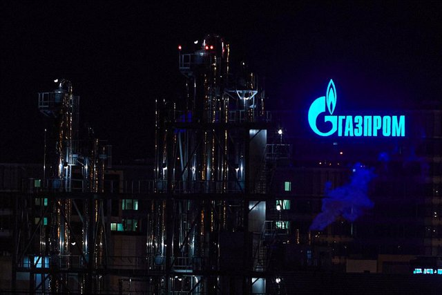Archivo - 08 March 2022, Russia, Saint Petersburg: The logo of the energy company Gazprom is seen on a plant of the Russian state-owned corporation in Saint Petersburg. Photo: Stringer/dpa