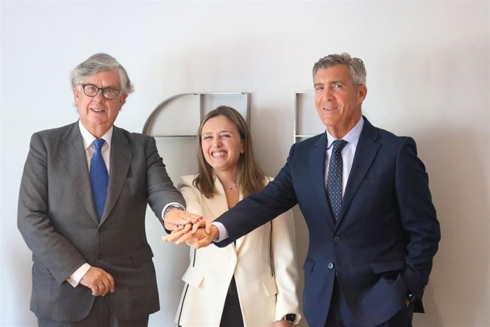 CEG (Confederación de Empresarios de Galicia), FADE (Federación Asturiana de Empresarios) y FELE (Federación Leonesa de Empresarios).