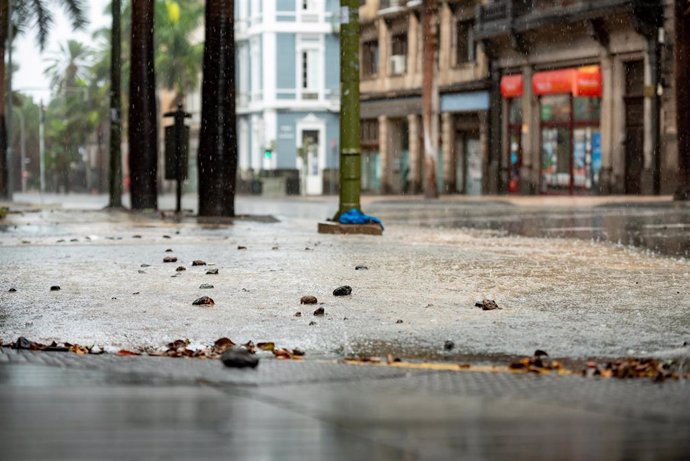 Calle anegada por la lluvia, a 25 de septiembre de 2022, en Las Palmas de Gran Canaria, Canarias (España)