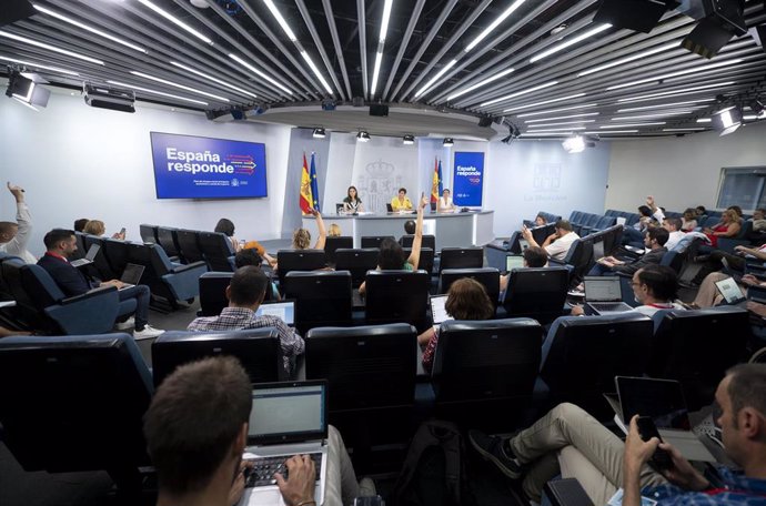 Vista general de una rueda de prensa posterior a la reunión del Consejo de Ministros, en el Palacio de La Moncloa, a 30 de agosto de 2022, en Madrid (España). Abortar sin permiso paterno a las menores de 16 y 17 años, el acceso gratuito a la píldora del