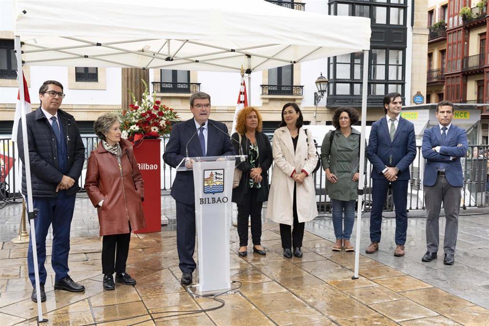Juan Mari Aburto con concejales y familiares de Miguel de Unamuno en el homenaje anual al autor bilbaíno.