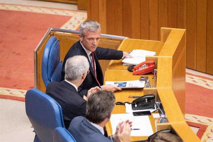 O presidente da Xunta, Alfonso Rueda, xunto ao vicepresidente primeiro, Francisco Conde, e ao vicepresidente segundo, Diego Calvo, no Parlamento de Galicia.