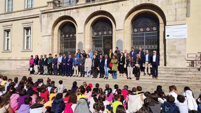 Un momento del minuto de silencio guardado en Palencia