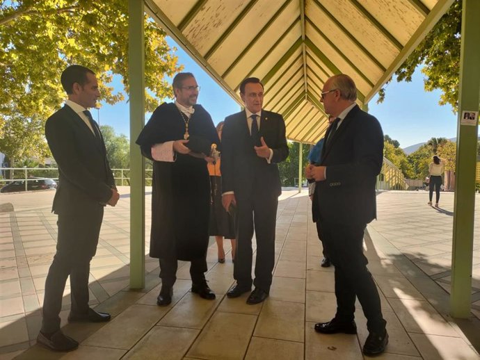 Villamandos y el rector de la UJA, con resposanbles de la Junta en Jaén.