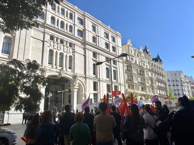 Trabajadores del 010 reclaman al Ayuntamiento que actúe como mediador en un conflicto laboral