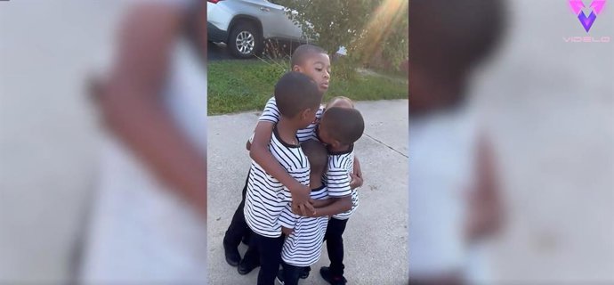 Estos hermanos dan una sorpresa a su hermano pequeño tras el primer día de colegio