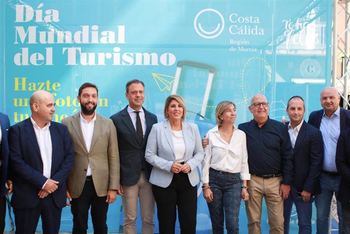 Marcos Ortuño y Noelia Arroyo, junto al director del Itrem, Juan Francisco Martínez, el presidente de la Cámara de Comercio de Cartagena, Miguel Sánchez, concejales del Ayuntamiento y representantes del sector turístico